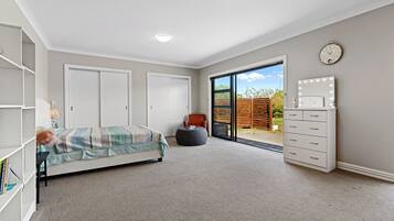 5 bedrooms, iron/ironing board, free WiFi, bed sheets