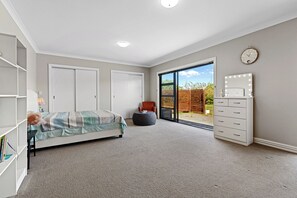 5 bedrooms, iron/ironing board, free WiFi, bed sheets