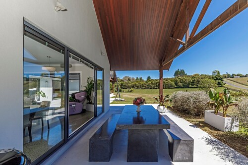 Escape to Your Private 5-Acre Farm Lifestyle Paradise, 8 mins to Shops & Eatery