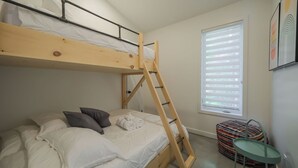 A bunk bed with a wooden ladder, white bedding, and a small green table. - Spa & forest in St-Donat/Tremblant - Nature and relaxation getaway (Notre-Dame-de-la-Merci)