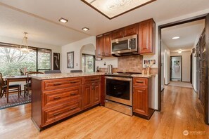 Kjøleskap, mikrobølgeovn, ovn og oppvaskmaskin