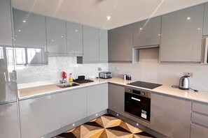 Jääkaappi, mikroaaltouuni, uuni, liesi