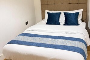 3 bedrooms, free WiFi, bed sheets - London Luxury Self-catering Apt With Sleep 6 (London)