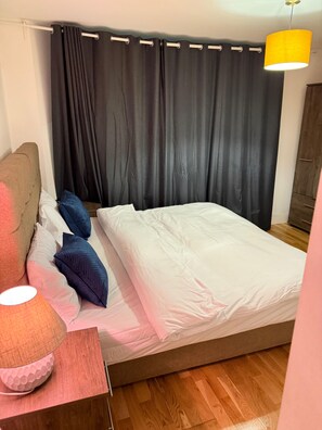 3 bedrooms, free WiFi, bed sheets - London Luxury Self-catering Apt With Sleep 6 (London)