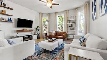 TV connectée, cheminée, livres