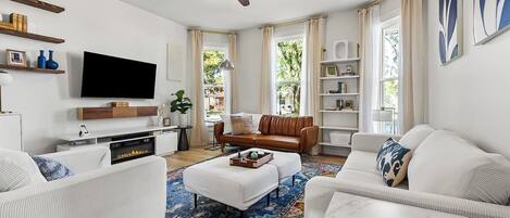 Smart-tv, eldstad och böcker