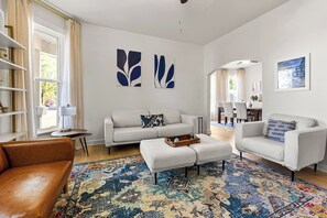 Smart-TV, peis og bøker