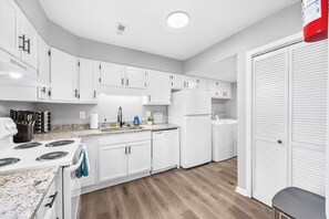 ثلاجة، ميكروويف، فرن، موقد طهي مسطح