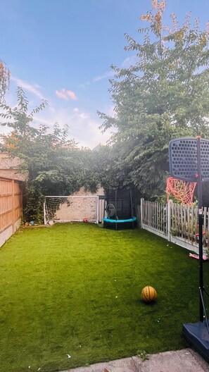 Sports court - 2 Bedroom House with a garden in London (London)