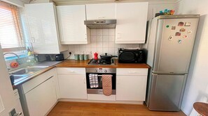 Private kitchen - 2 Bedroom House with a garden in London (London)