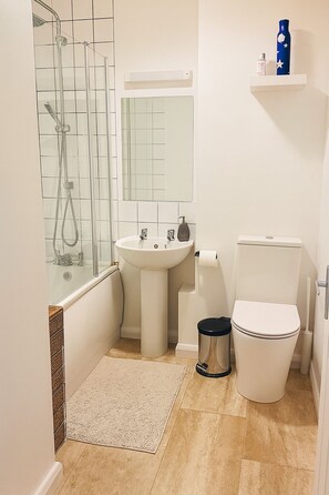 Towels, soap, toilet paper - 2 Bedroom House with a garden in London (London)