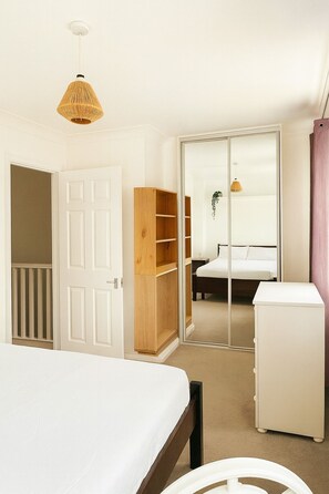 Iron/ironing board, WiFi, bed sheets, wheelchair access - 2 Bedroom House with a garden in London (London)