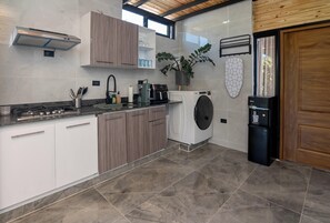 ثلاجة، موقد طهي مسطح، ماكينة لصنع القهوة/الشاي، محمصة خبز