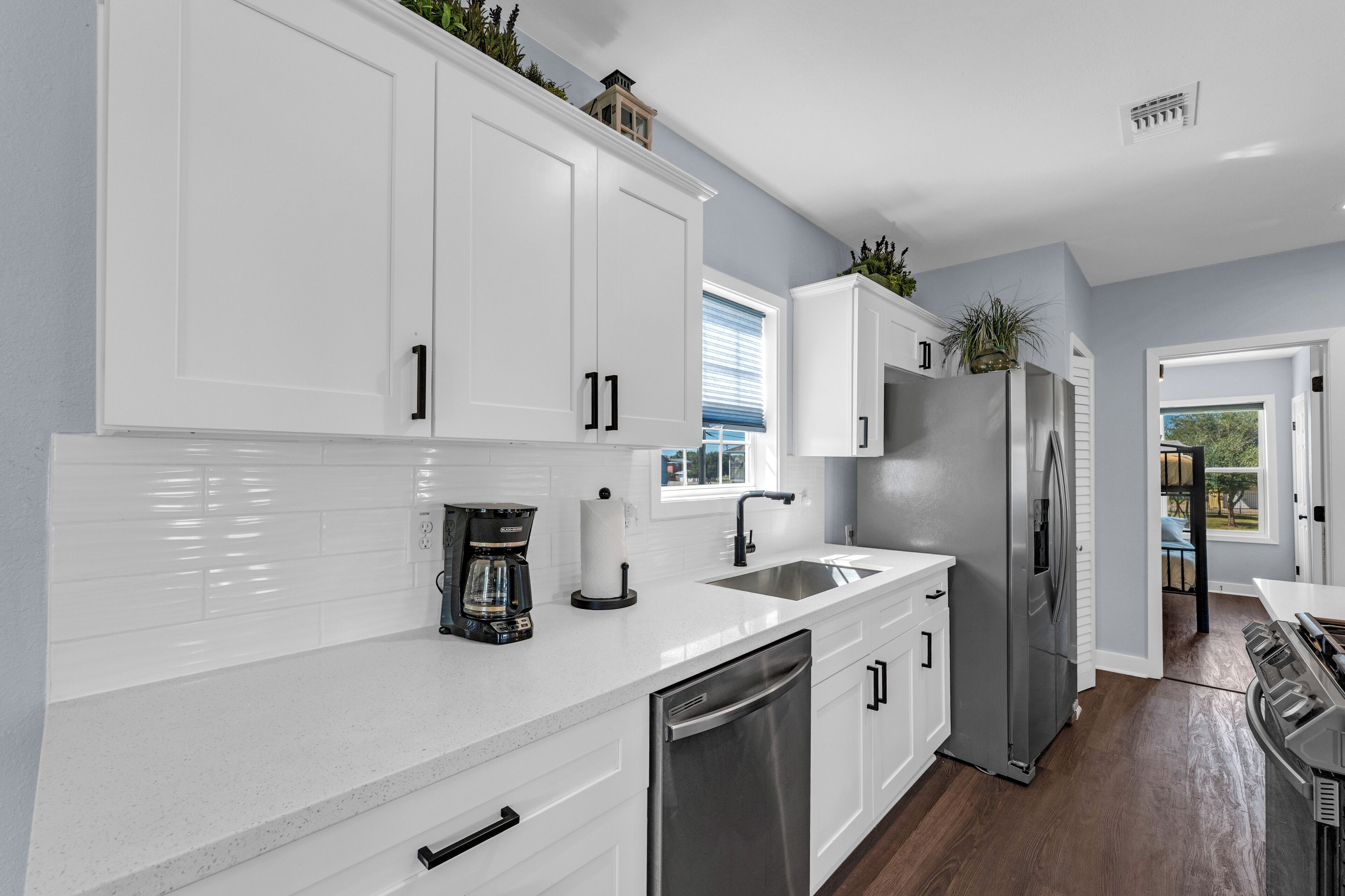 冷蔵庫、電子レンジ、オーブン、コンロ