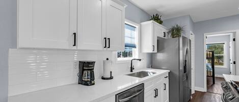 Køleskab, mikrobølgeovn, ovn, kogeplade