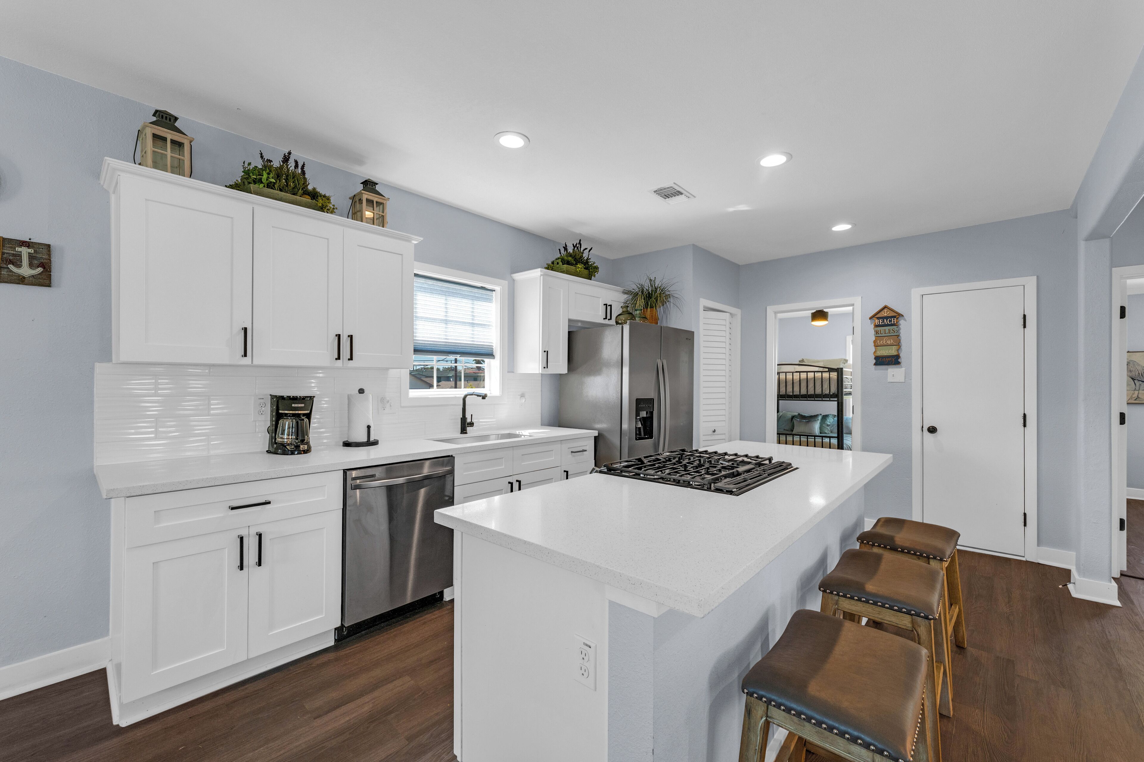 Réfrigérateur, micro-ondes, four, plaque de cuisson