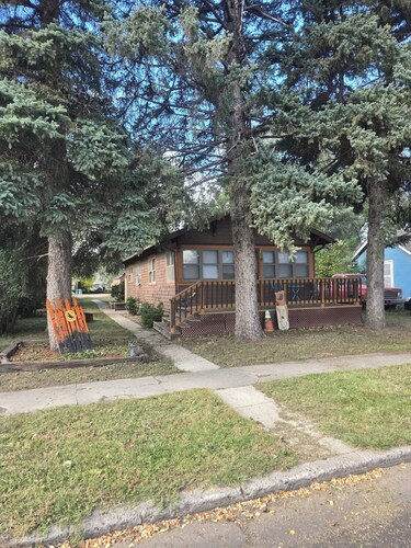 Shady Lane Cottage is a nice 2-bedroom house with AC in charming Redfield.