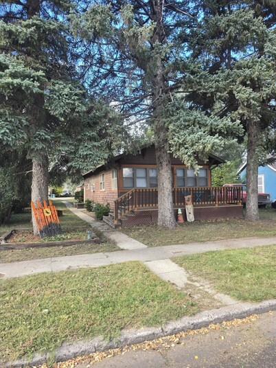 Shady Lane Cottage is a nice 2-bedroom house with AC in charming Redfield.