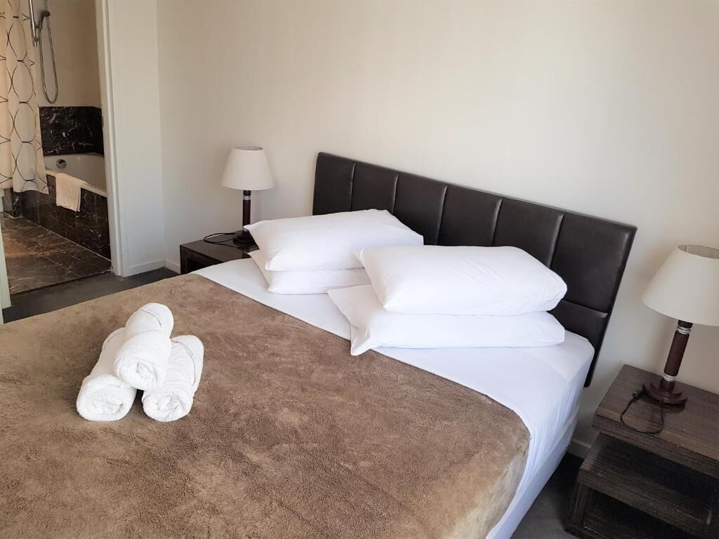 객실 내 금고, 책상, 노트북 작업 공간, 다리미/다리미판