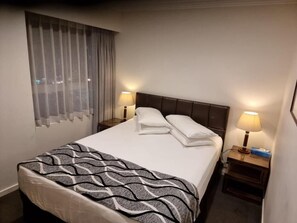 In-room safe, desk, laptop workspace, iron/ironing board - Accommodation Sydney Darling Harbour (Sydney)