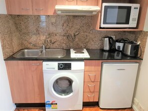 Mini-fridge, microwave, stovetop, electric kettle - Accommodation Sydney Darling Harbour (Sydney)