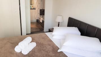 Zimmersafe, Schreibtisch, laptopgeeigneter Arbeitsplatz