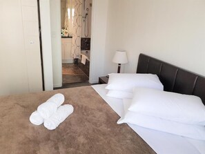 客房内保险箱、办公桌、笔记本电脑工作区、熨斗/熨衣板