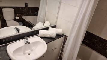 Combined shower/tub, towels