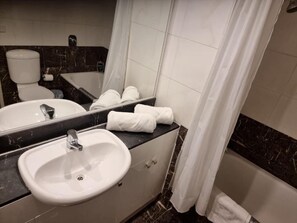 Combined shower/bathtub, towels - Accommodation Sydney Darling Harbour (Sydney)
