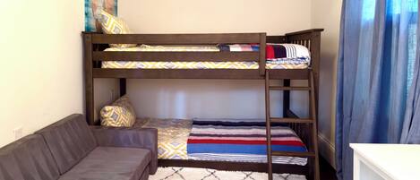 5 bedrooms, iron/ironing board, free WiFi