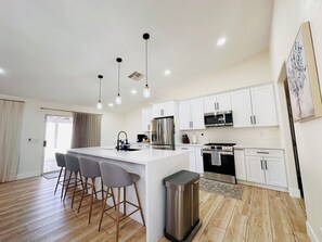 Mikrobølgeovn, ovn, kokeplater og oppvaskmaskin