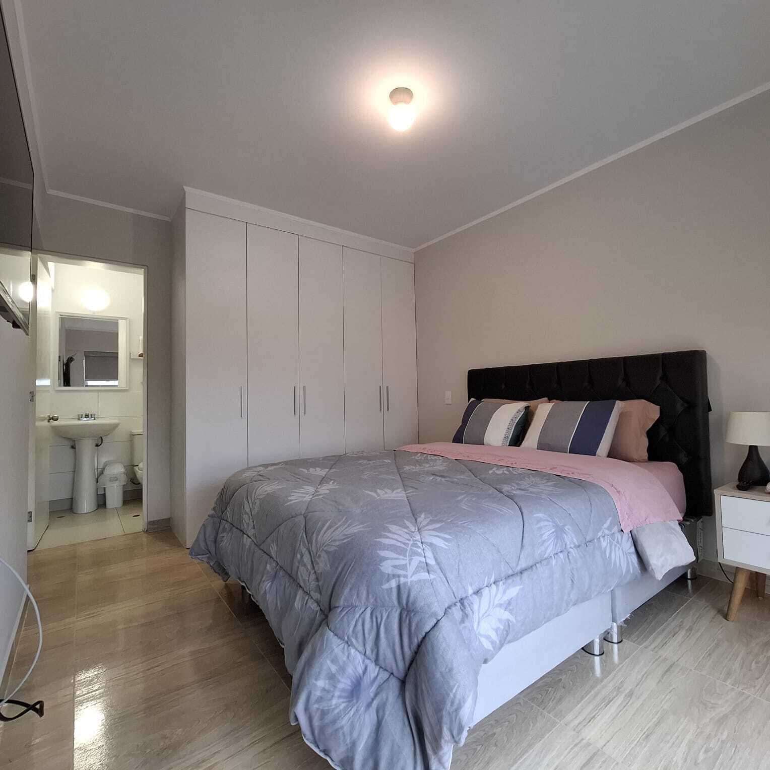 Tabla de planchar con plancha, wifi y ropa de cama 