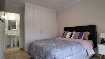 Tabla de planchar con plancha, wifi y ropa de cama