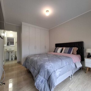 Tabla de planchar con plancha, wifi y ropa de cama 