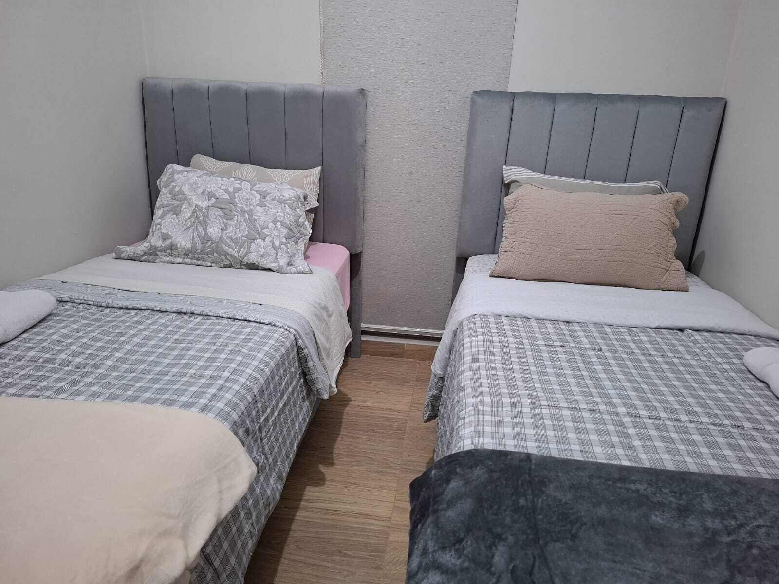 Tabla de planchar con plancha, wifi y ropa de cama 