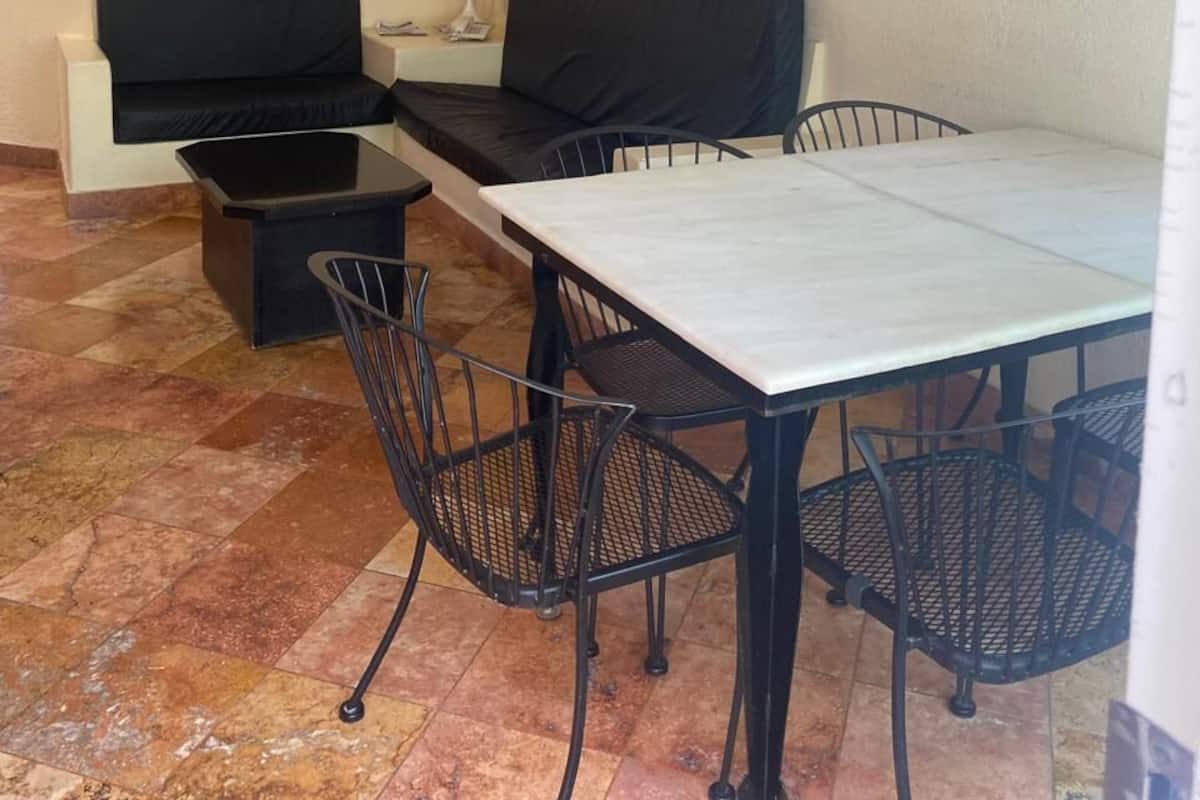 Family Studio, Garden View | Living area | 40-inch TV with cable channels