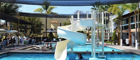 Een binnenzwembad en 4 buitenzwembaden