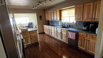 Microondas, horno, placa de cocina y lavavajillas