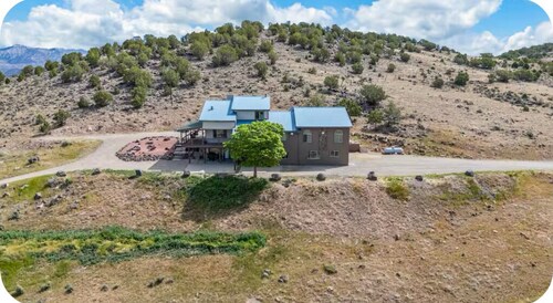 Beautiful Mountain Getaway with Stunning Views and minutes from ski resort