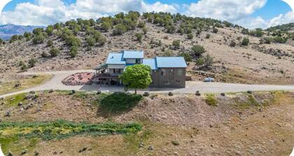 Beautiful Mountain Getaway with Stunning Views and minutes from ski resort