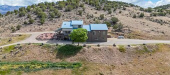 Beautiful Mountain Getaway with Stunning Views and minutes from ski resort