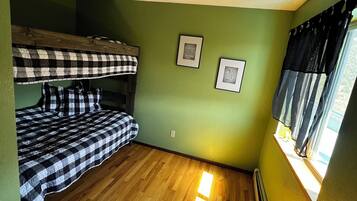 5 bedrooms, internet, bed sheets