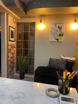 Interior - Charming 3-bedroom house with fitness equipment in lovely Oak Forest (Oak Forest)