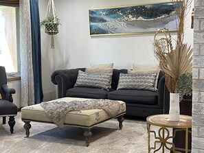 Living area - Charming 3-bedroom house with fitness equipment in lovely Oak Forest (Oak Forest)