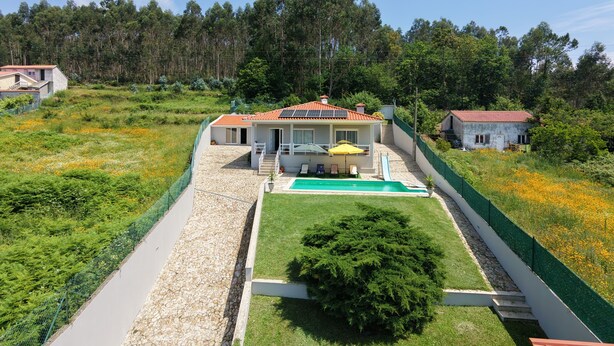 A two-story house with a swimming pool, surrounded by a green landscape and trees. - Casal do Porto - A vacation retreat (Lourido)