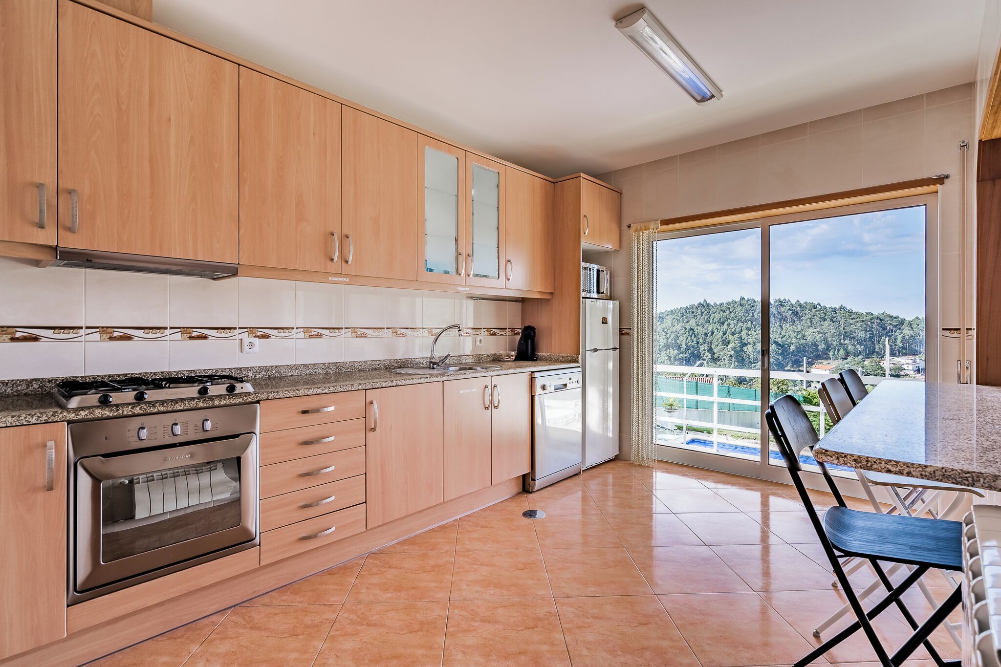 Kühlschrank, Mikrowelle, Ofen, Geschirrspüler