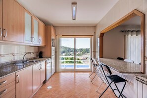 Fridge, microwave, oven, dishwasher - Casal do Porto - A vacation retreat (Lourido)