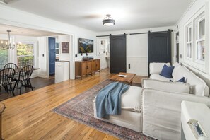 Smart TV, fireplace, books, music library