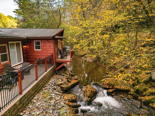 Cozy Creekside Cottage in Boone • Fire Pit • 15 min to App Ski! 