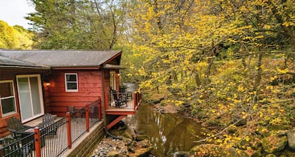 Cozy Creekside Cottage in Boone • Fire Pit • 15 min to App Ski!